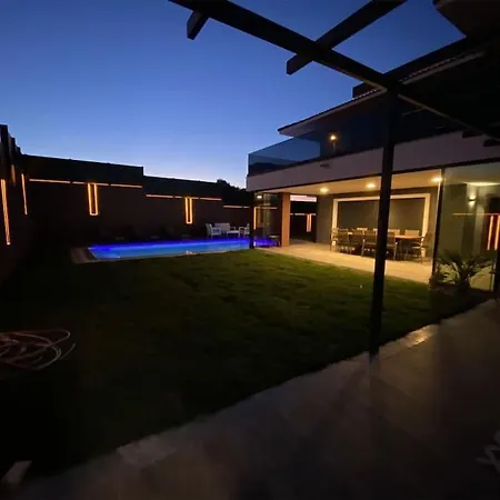 Cesme'de Ozel Havuzlu, Barbeku Alanli Villa-awz111 Villa *