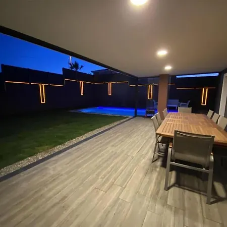 Cesme'de Ozel Havuzlu, Barbeku Alanli Villa-awz111