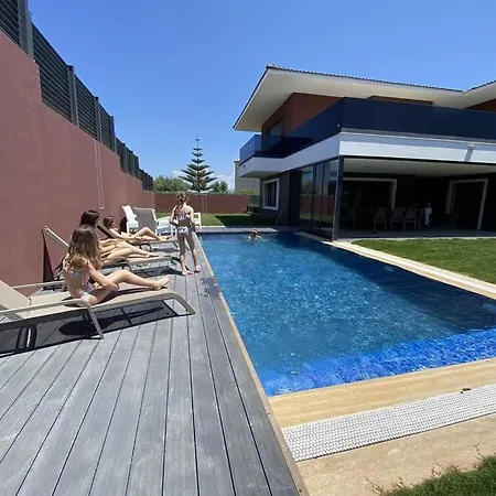 Cesme'de Ozel Havuzlu, Barbeku Alanli Villa-awz111 Villa Cesme
